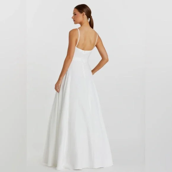 IEENA FOR MAC DUGGAL White Classic A-Line V-Neck Ballgown - Picture 2 of 3